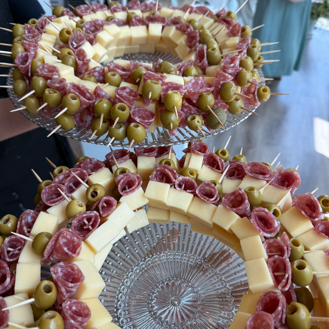 Mesa de canapes y brochetas