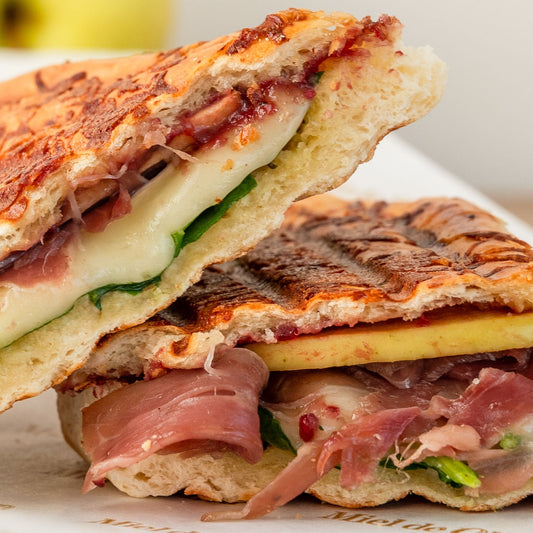 Panini de queso brie y jamón serrano