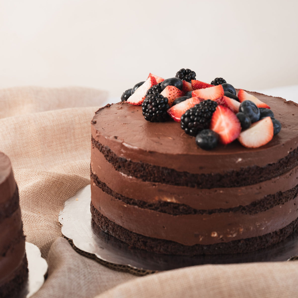 Pastel de chocolate y frutos rojos