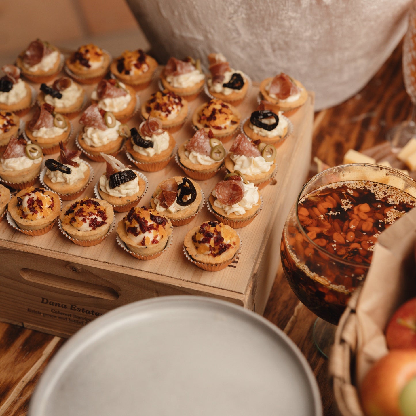 Mesa de canapes (brochetas, quesos y canapes)