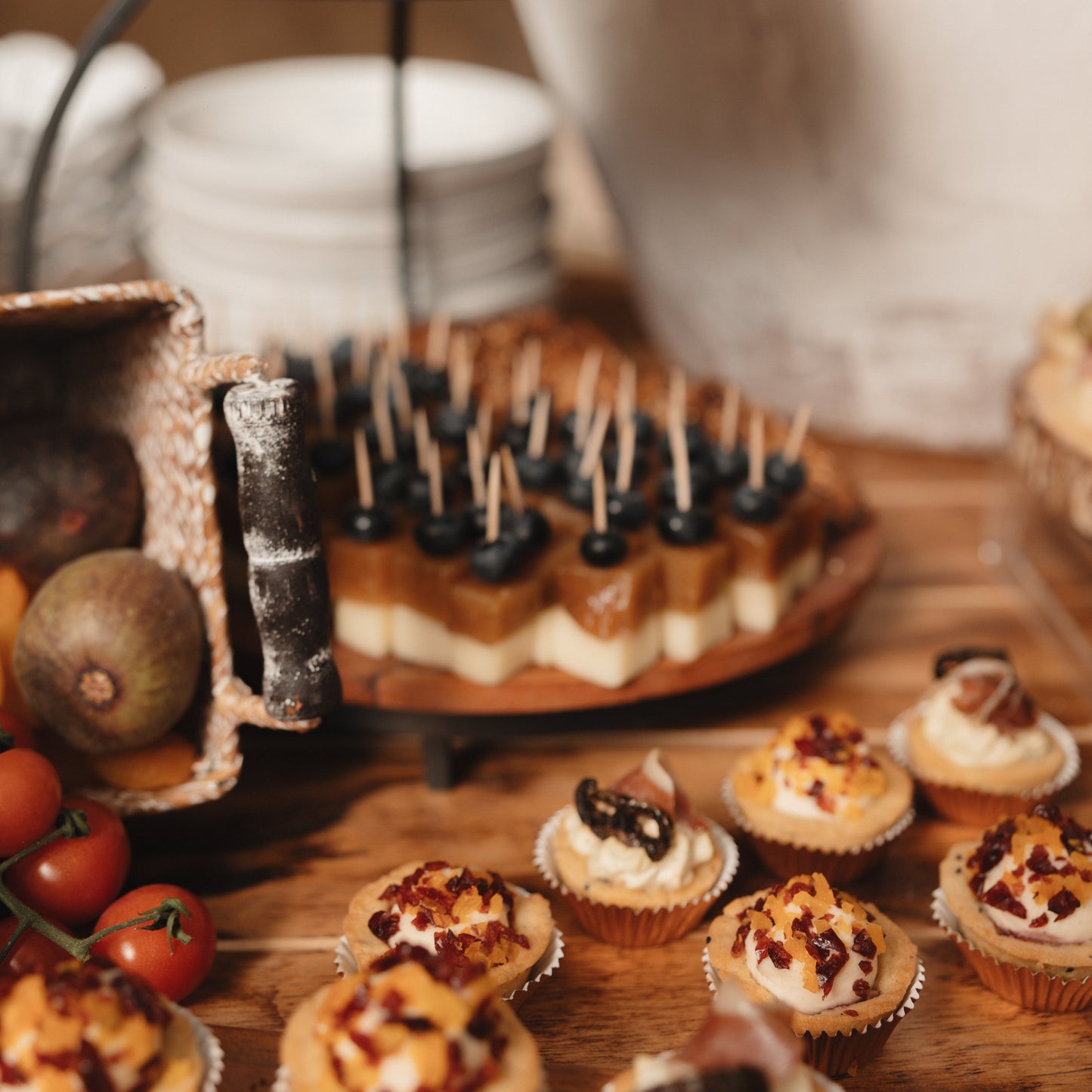 Mesa de canapes (brochetas, quesos y canapes)