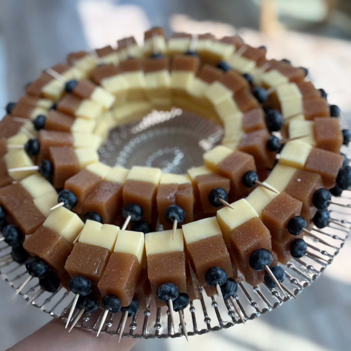 Mesa de canapes y brochetas