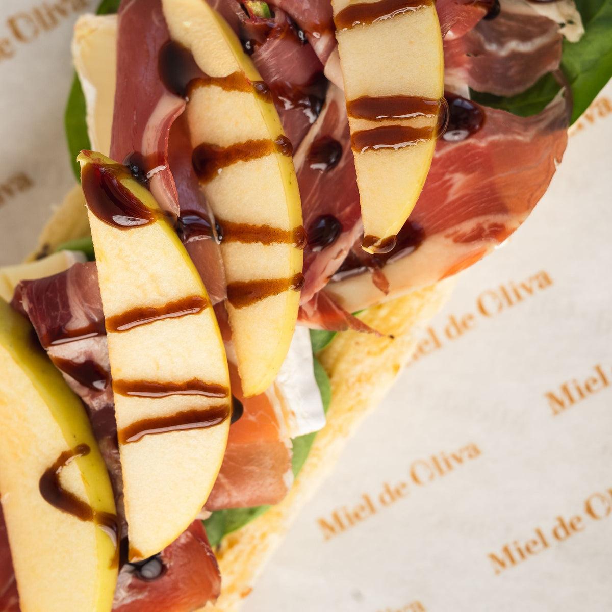 Panini de queso brie y jamón serrano