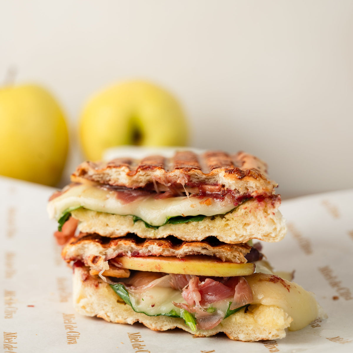 Panini de queso brie y jamón serrano
