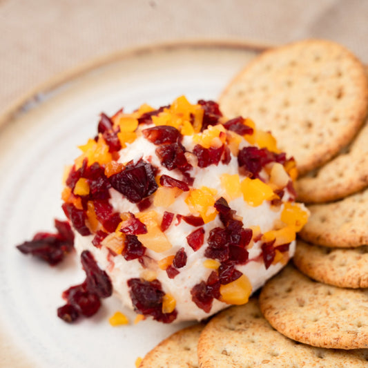 Esfera de queso y chabacano chipotle
