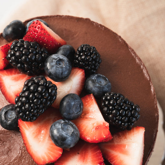 Pastel de chocolate y frutos rojos