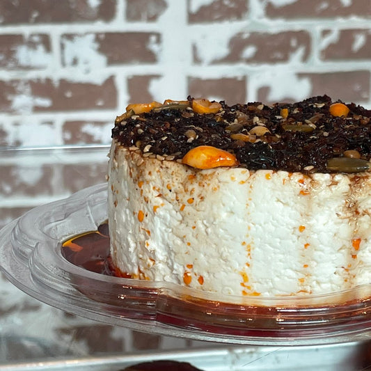 Queso panela bañado en salsa macha.