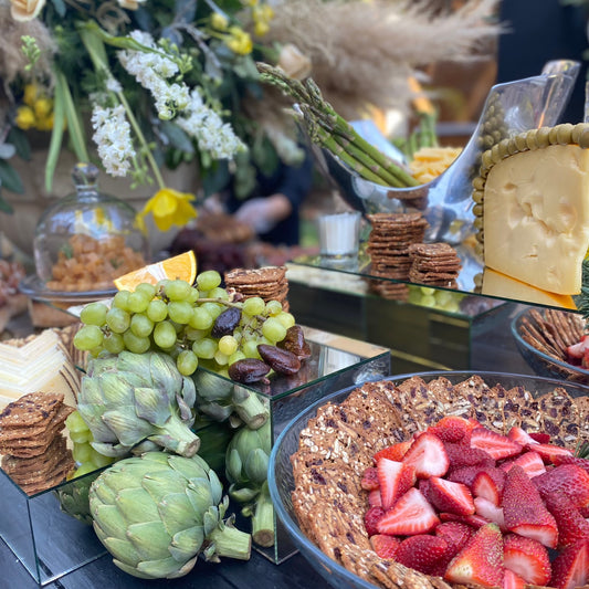 Mesa de quesos y carnes frías